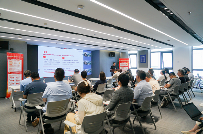 金茂装饰党支部开展深入贯彻中央八项规定精神学习教育专题党课